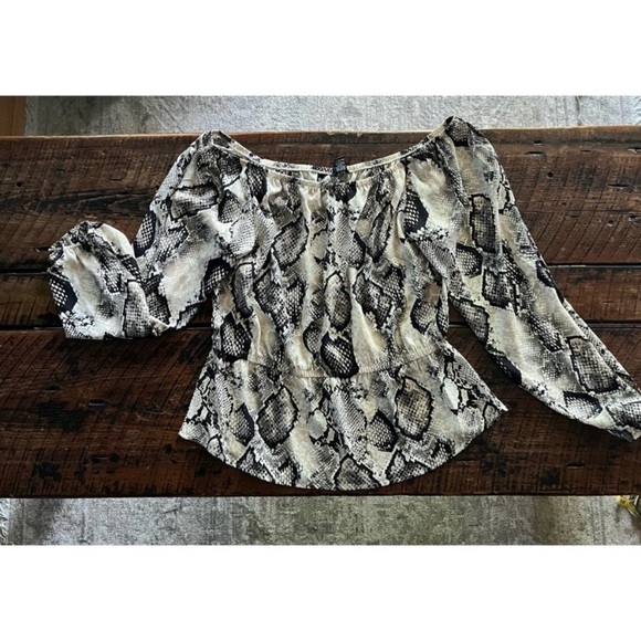 Rue 21 Snake/Python print Womens scooped necked top/blouse/shirt, Size XL - Picture 9 of 16